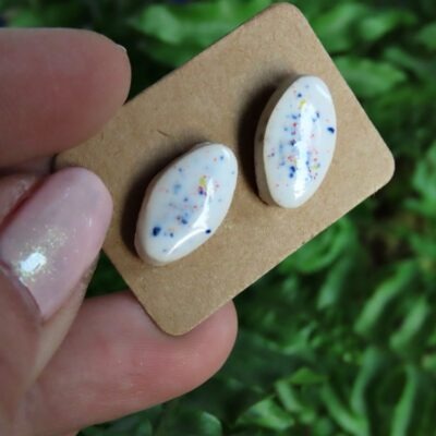 Kolczyki ceramiczne wkrętki białe confetti