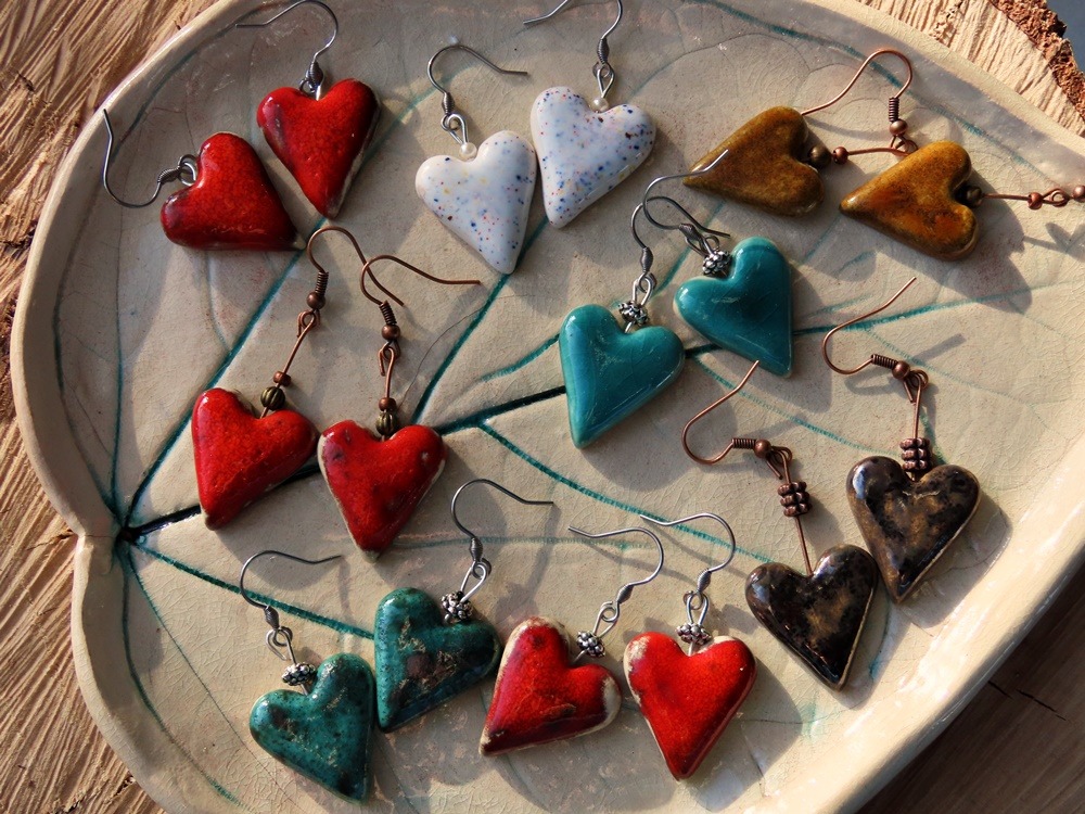 Kolczyki ceramiczne serduszka białe confetti - obrazek 2