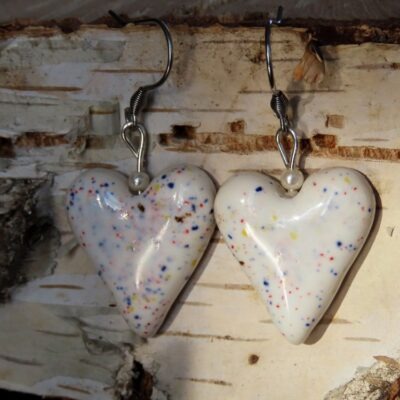 Kolczyki ceramiczne serduszka białe confetti