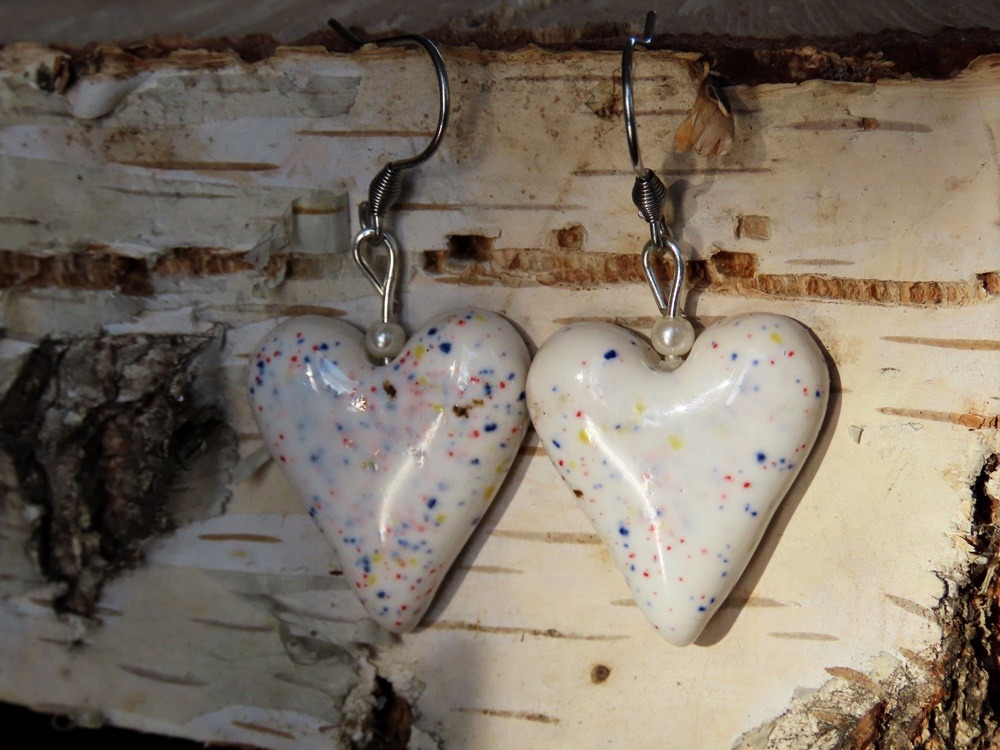 Kolczyki ceramiczne serduszka białe confetti