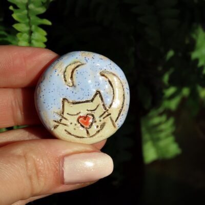 Broszka ceramiczna kotek niebieski