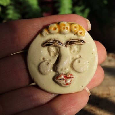 Broszka ceramiczna twarz 4