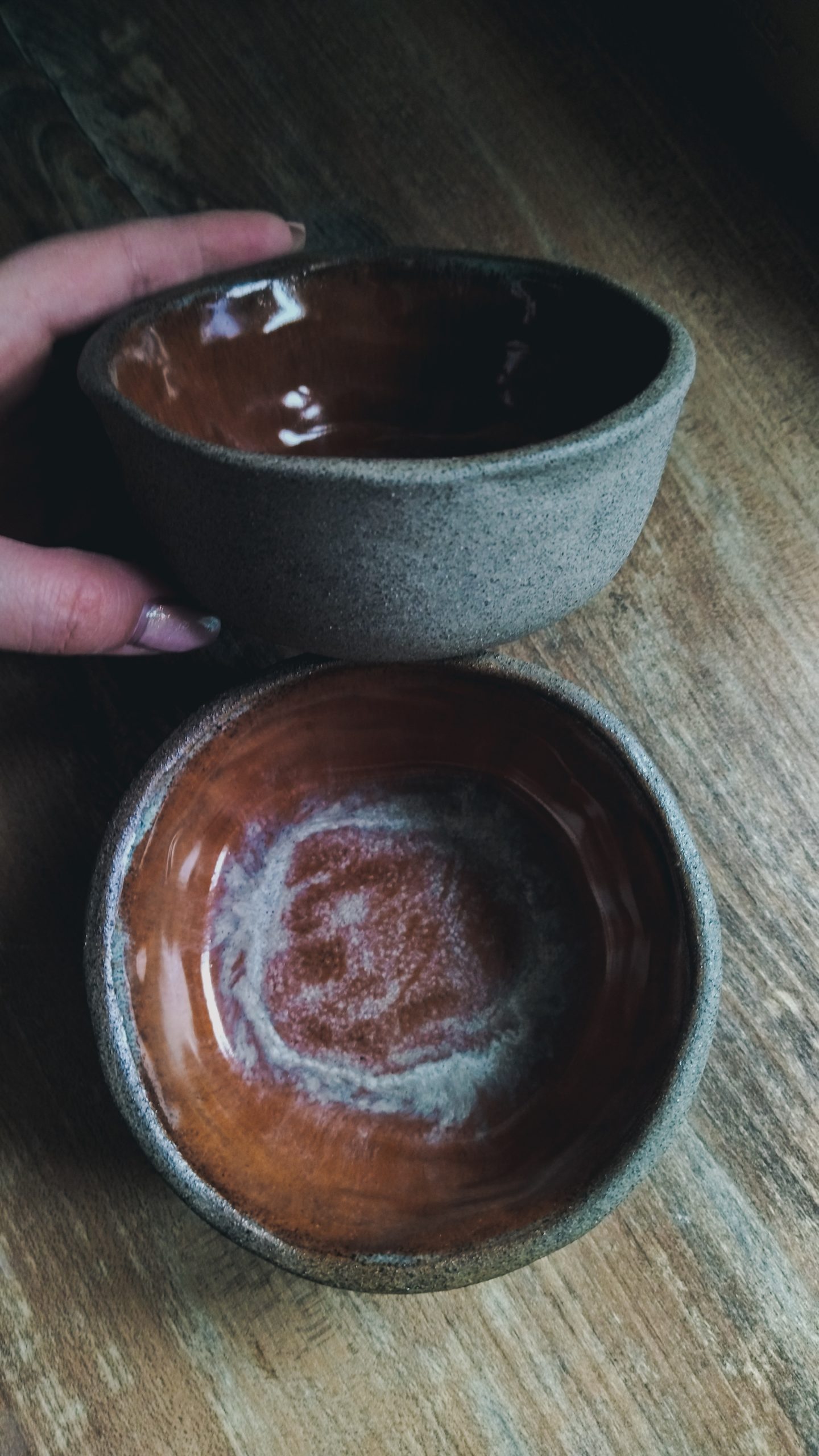 Zestaw brązowych misek ceramicznych