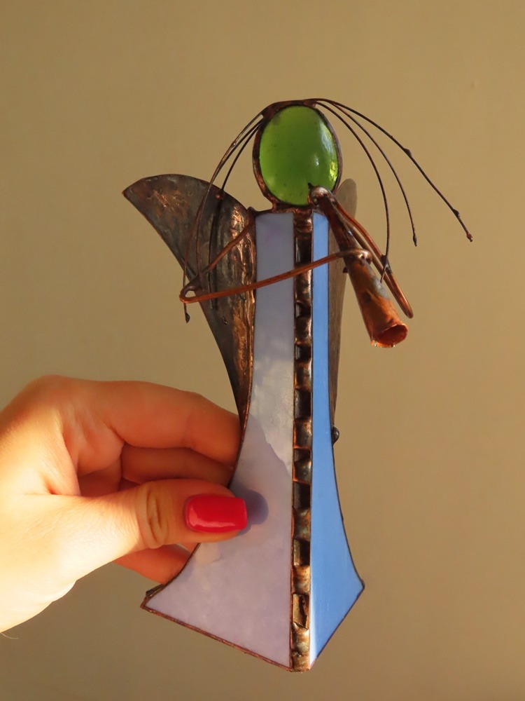Anioł witrażowy z trąbką stojący - obrazek 2