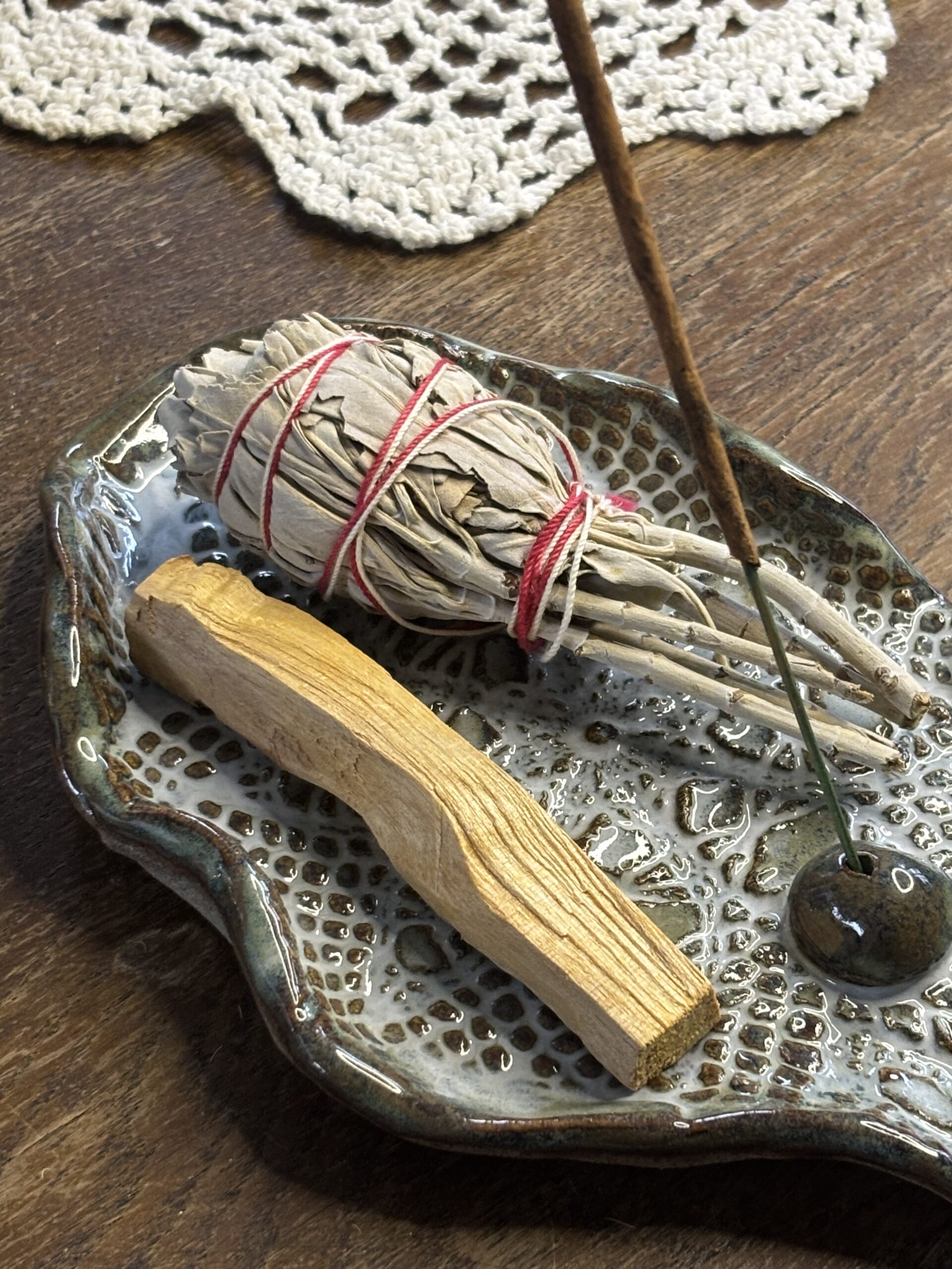 Zestaw palo santo, szałwia, ceramiczna podstawka - obrazek 2