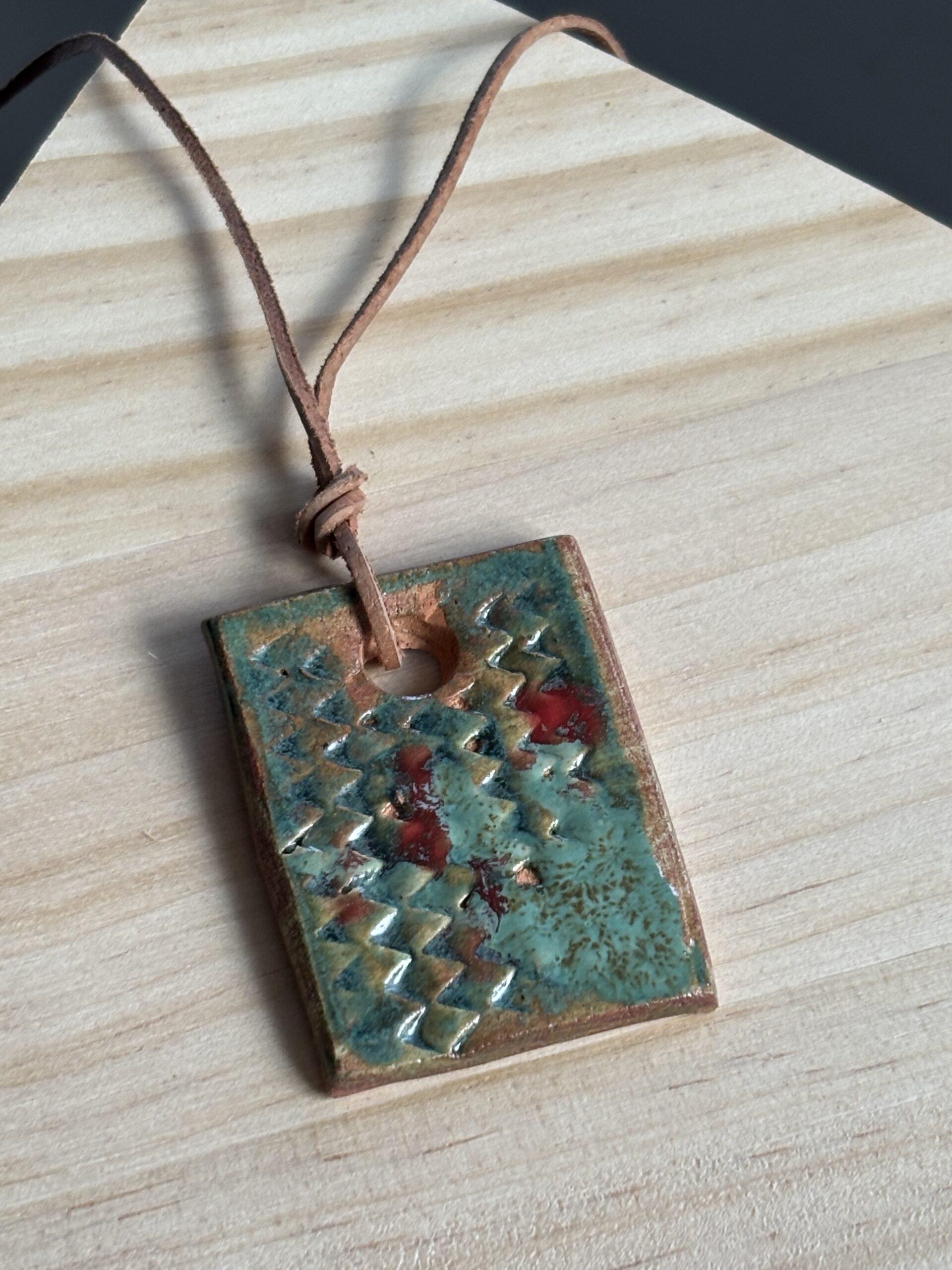 Wisior ceramiczny