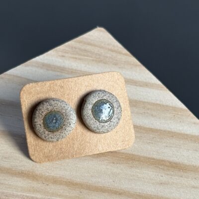 Kolczyki ceramiczne wkrętki koloru betonu