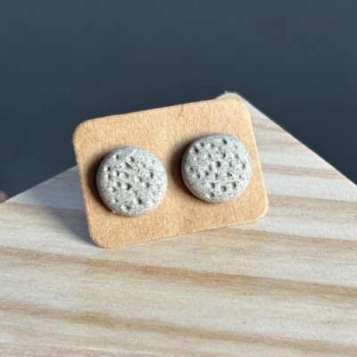 Kolczyki ceramiczne wkrętki koloru betonu