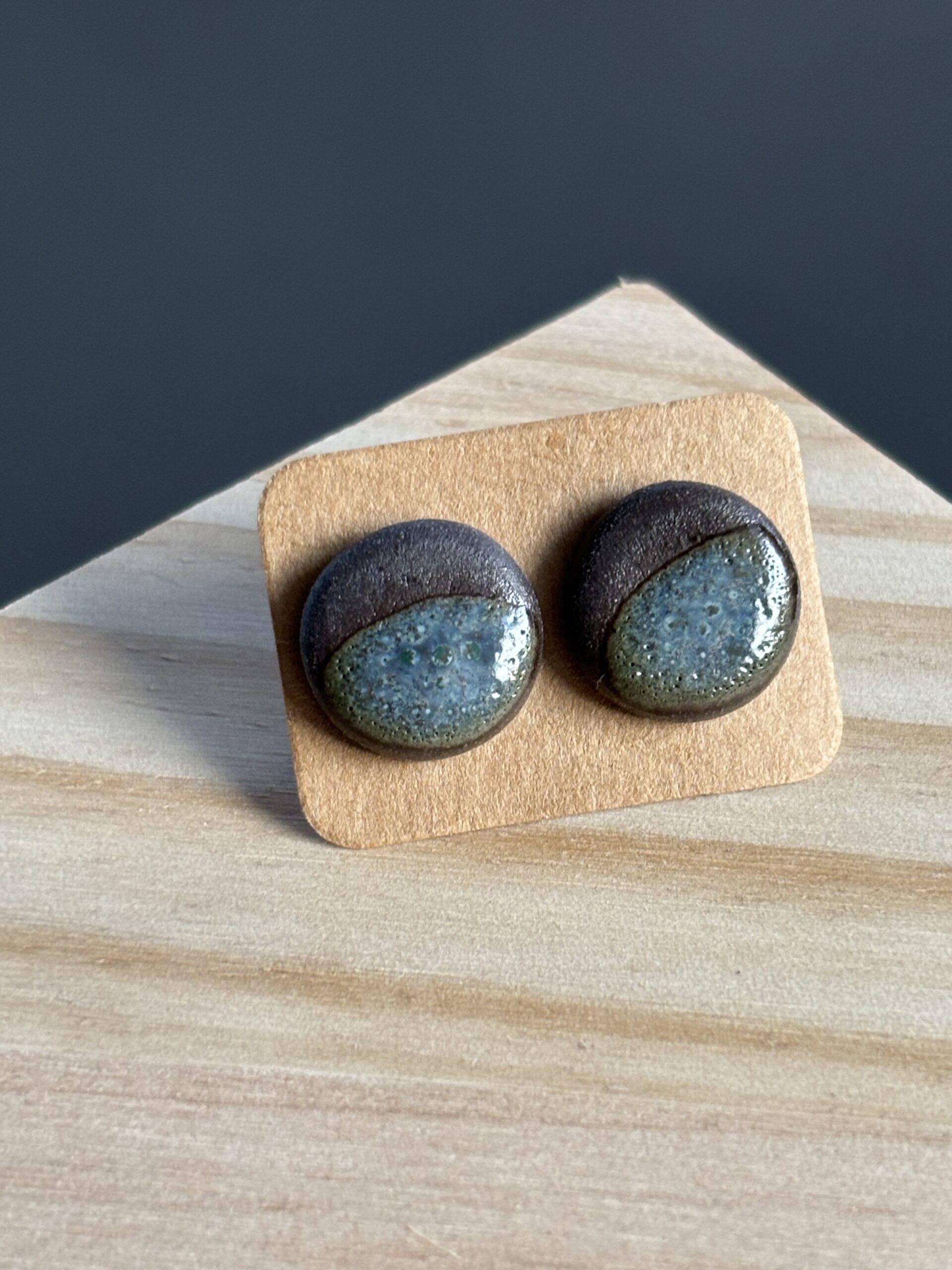 Kolczyki ceramiczne wkrętki czekoladowe