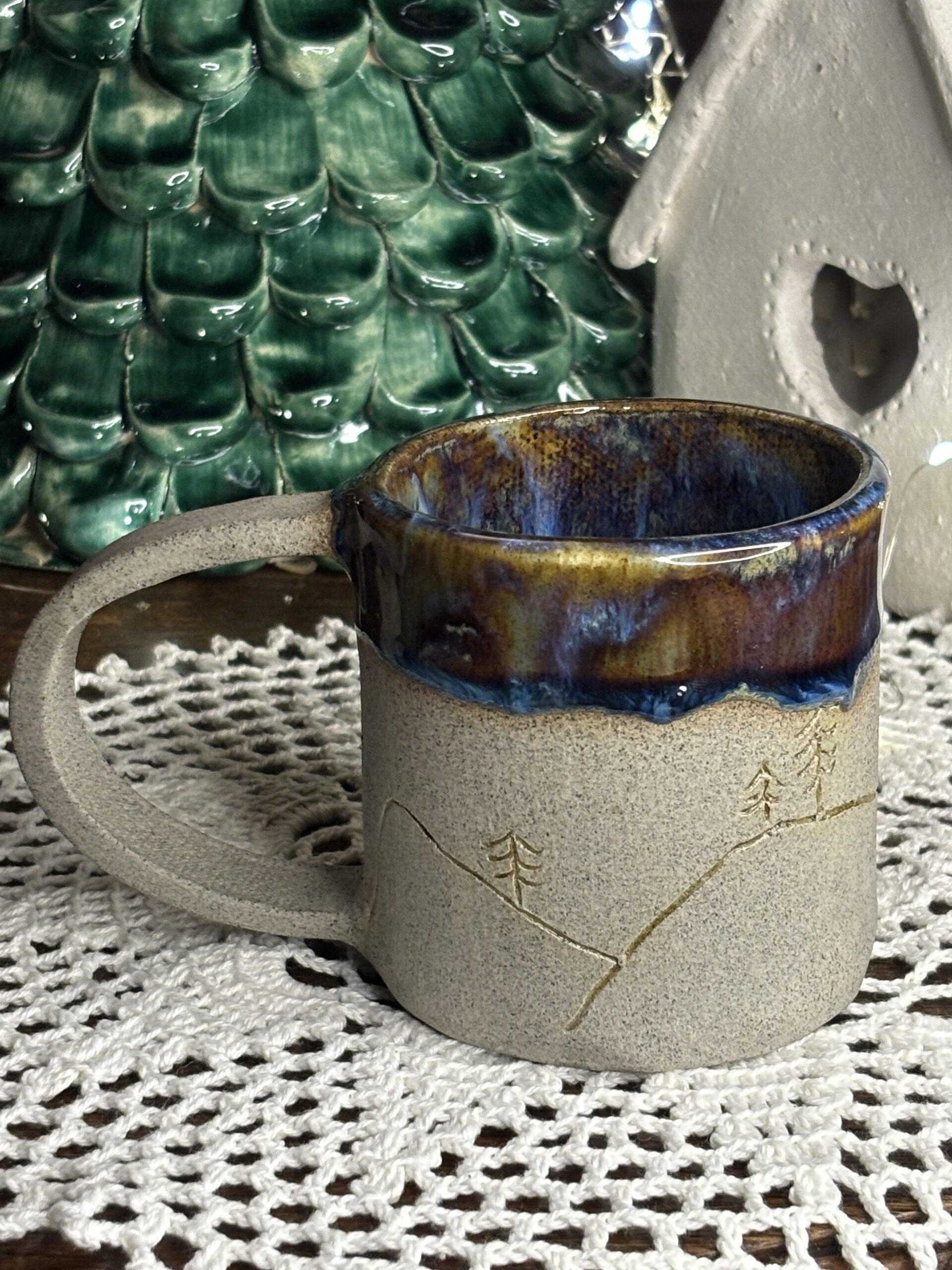 Kubek ceramiczny góry