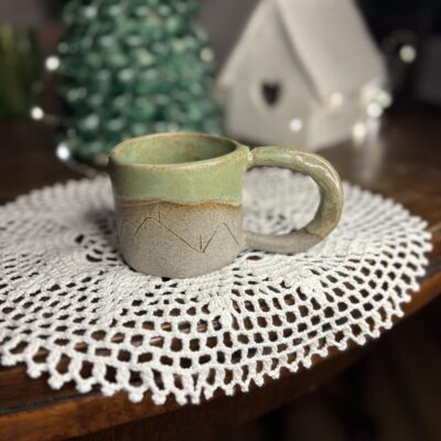 Kubek ceramiczny góry oliwkowy